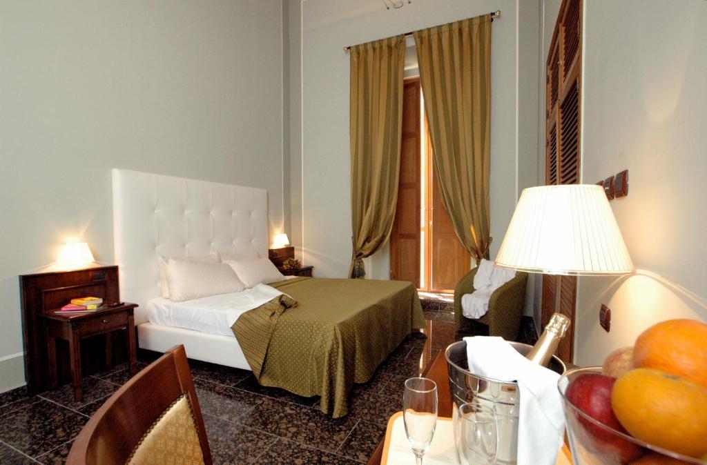 Le Stanze Del Vicere Boutique Hotel Naples Bilik gambar